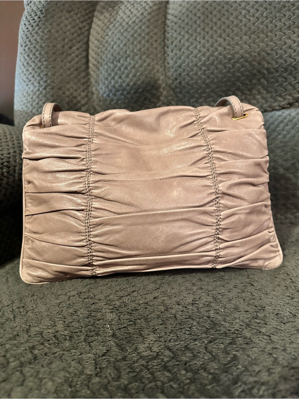 Beautiful BALLY Soft Ruched Lamb Leather Shoulder Bag in TAUPE with Gold Hardwar - Picture 11 of 15